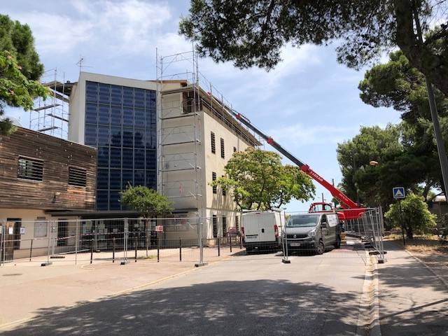 Rénovation complète de la toiture en bacs aciers pour ce bâtiment de près de