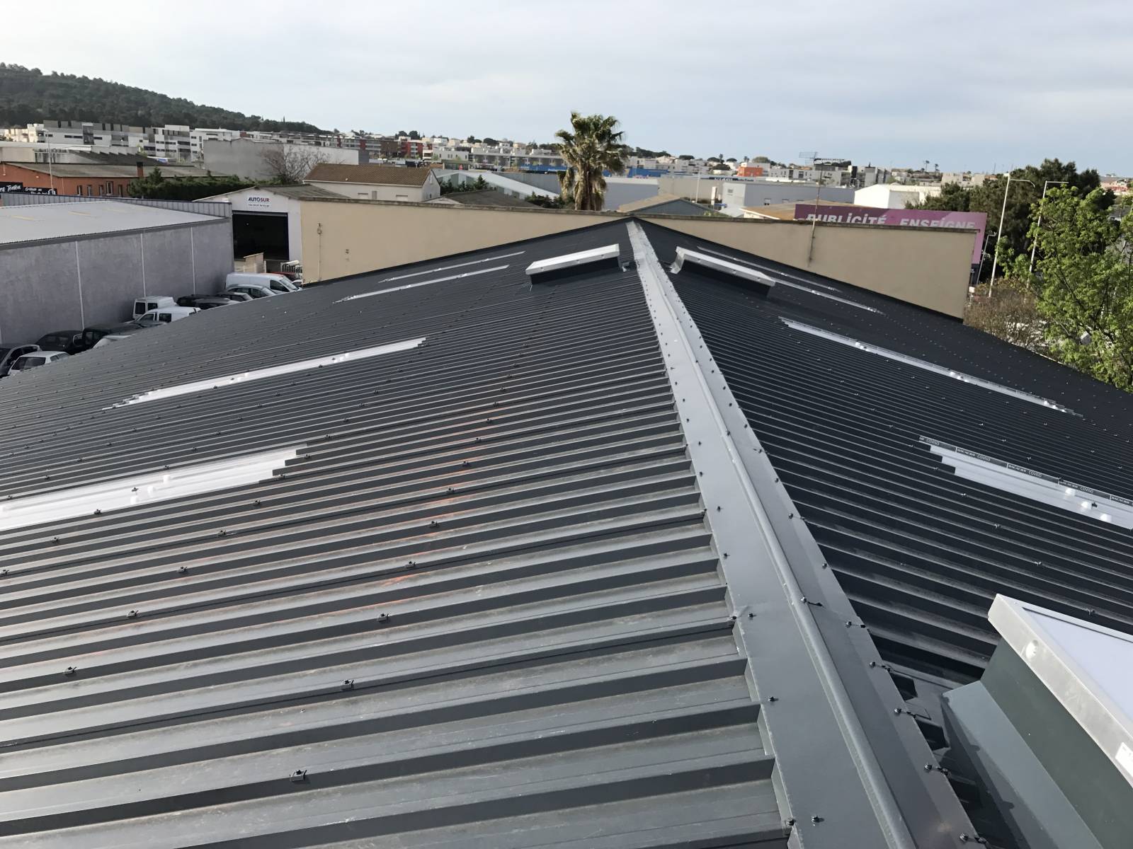 Chantier de rénovation de toiture en bacs acier isolés d'une casse auto de 800M² 