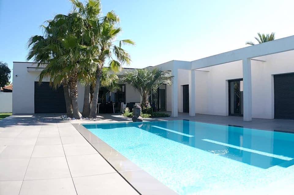 Pose de dalles sur plots autour d’une piscine au Grau d’Agde dans l’Hérault