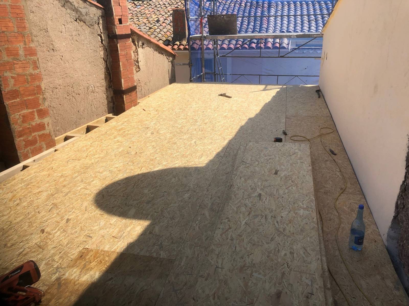 Surélévation d'une maison avec charpente toit plat en bois à Marseillan