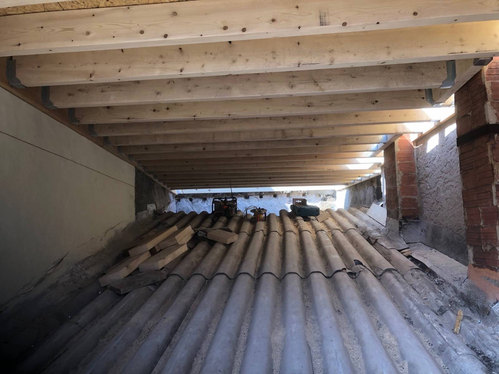 Surélévation d'une maison avec charpente toit plat en bois à Marseillan