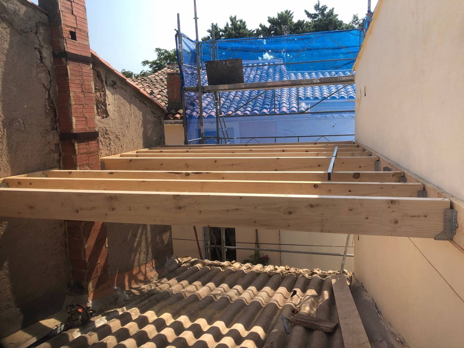 Surélévation d'une maison avec charpente toit plat en bois à Marseillan