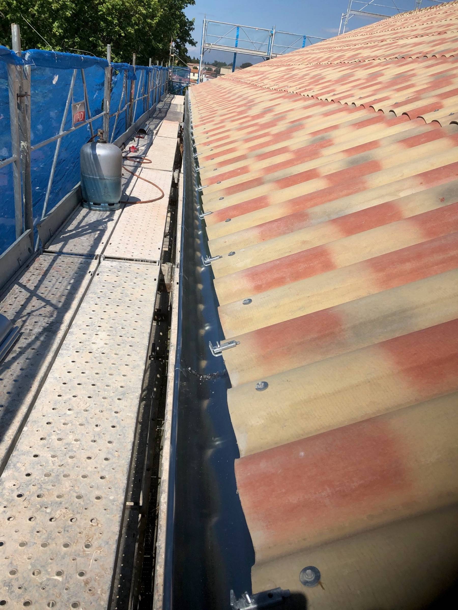 Chantier de désamiantage et réfection de toiture à Béziers