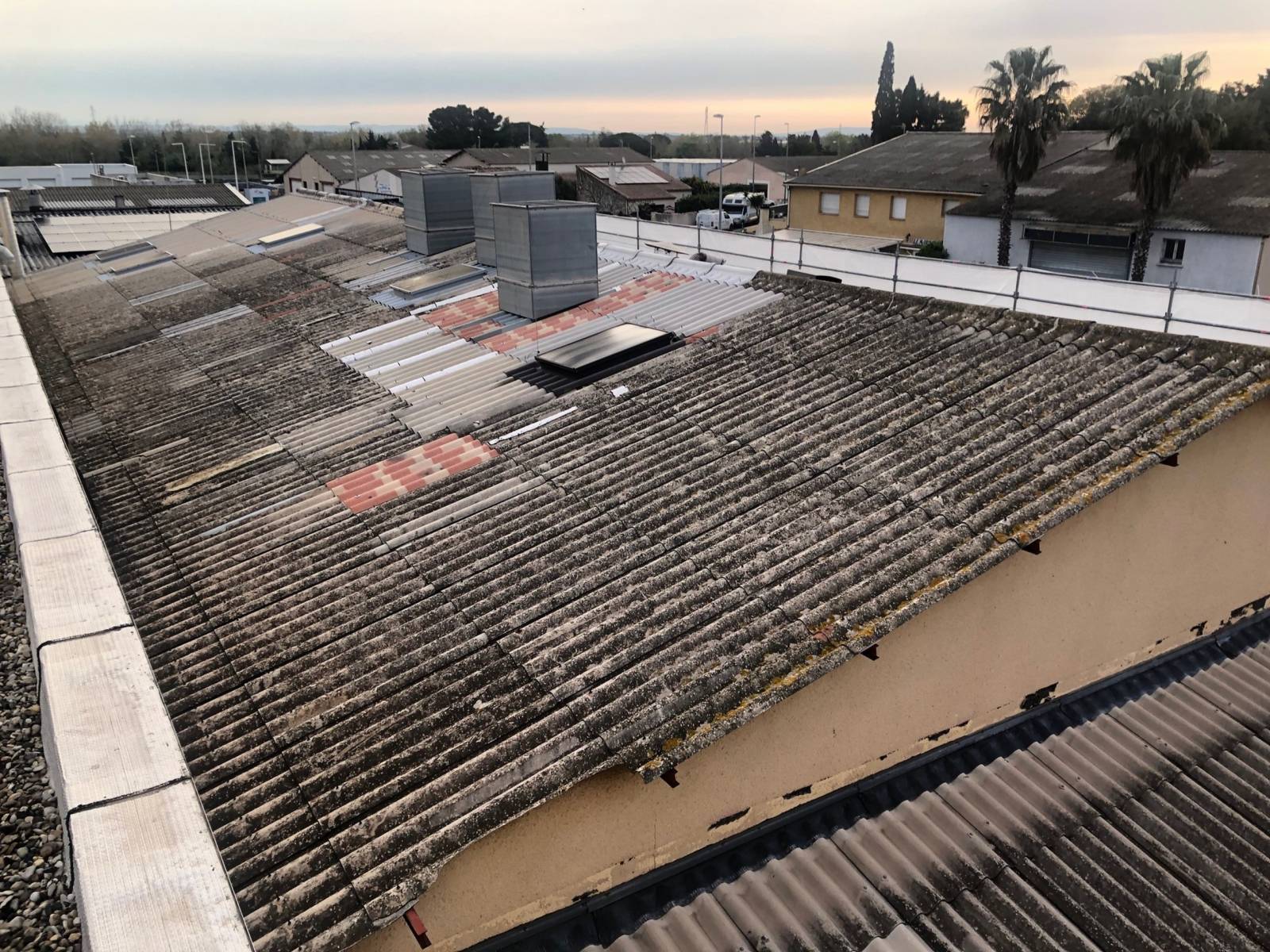 Réfection de couverture isolée en bac acier à Agde dans l'Hérault