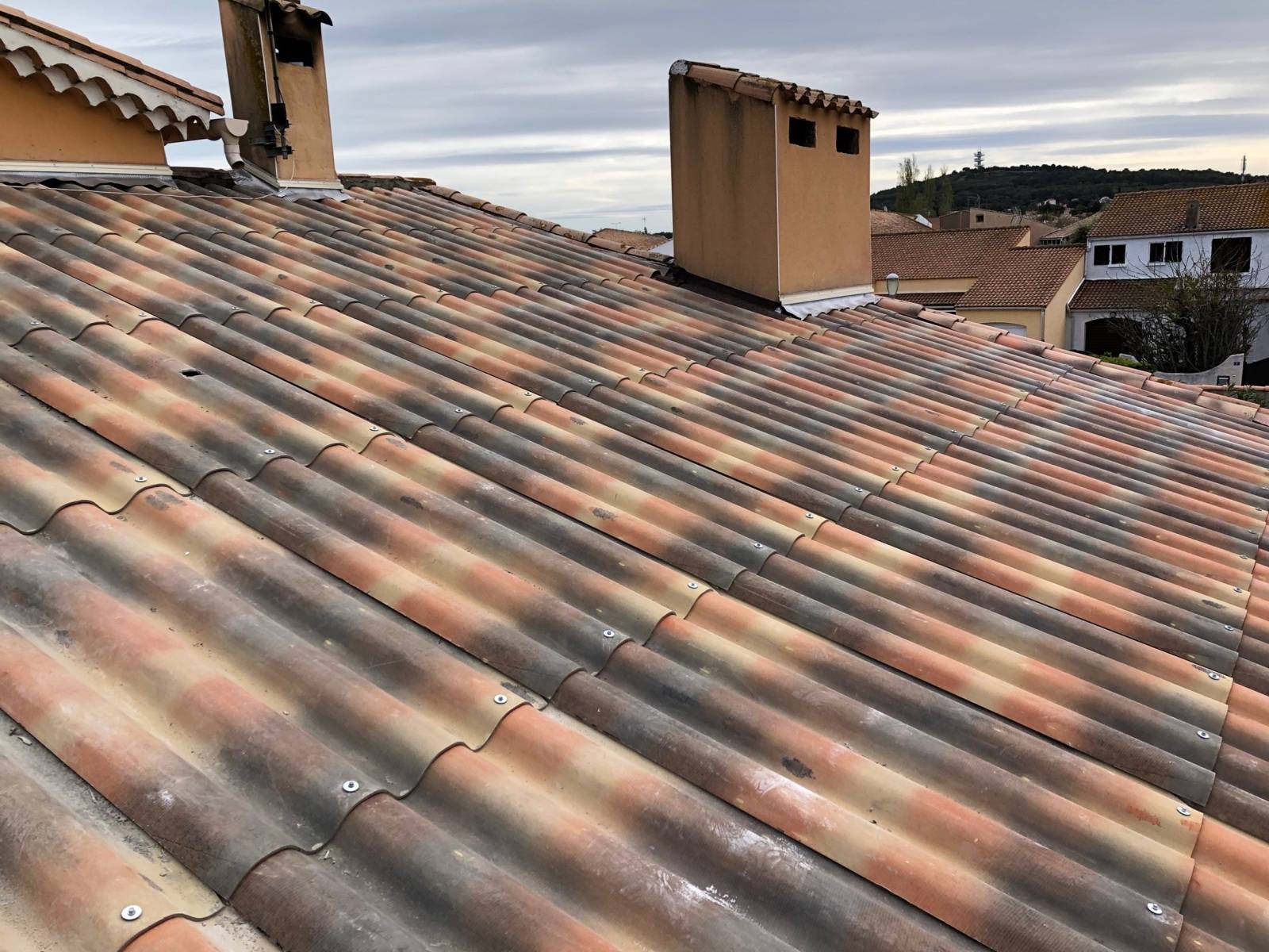 Prix rénovation toiture tuile par couvreur sur Vias et sa région de l'Hérault 34