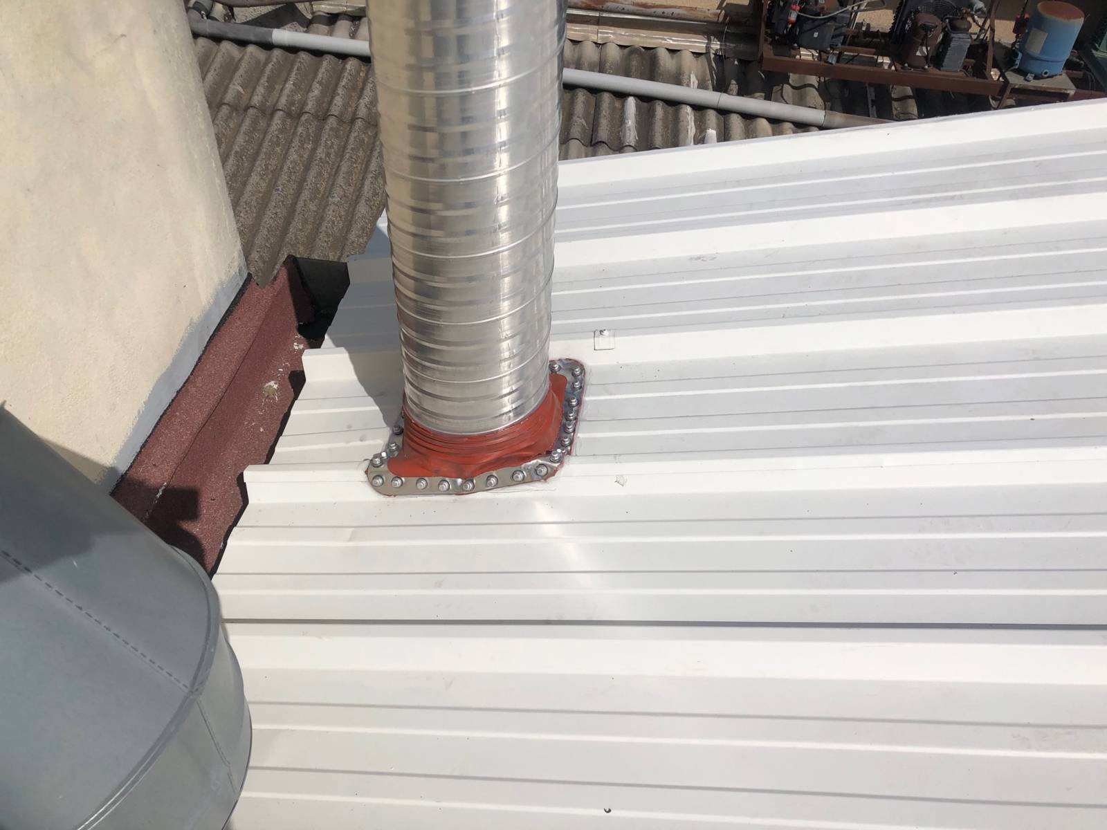 Réfection de couverture isolée en bac acier à Agde dans l'Hérault