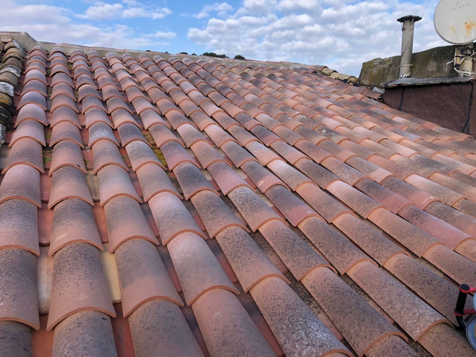 Rénovation d'une toiture sur une maison de village en plaques sous tuiles à Pézenas