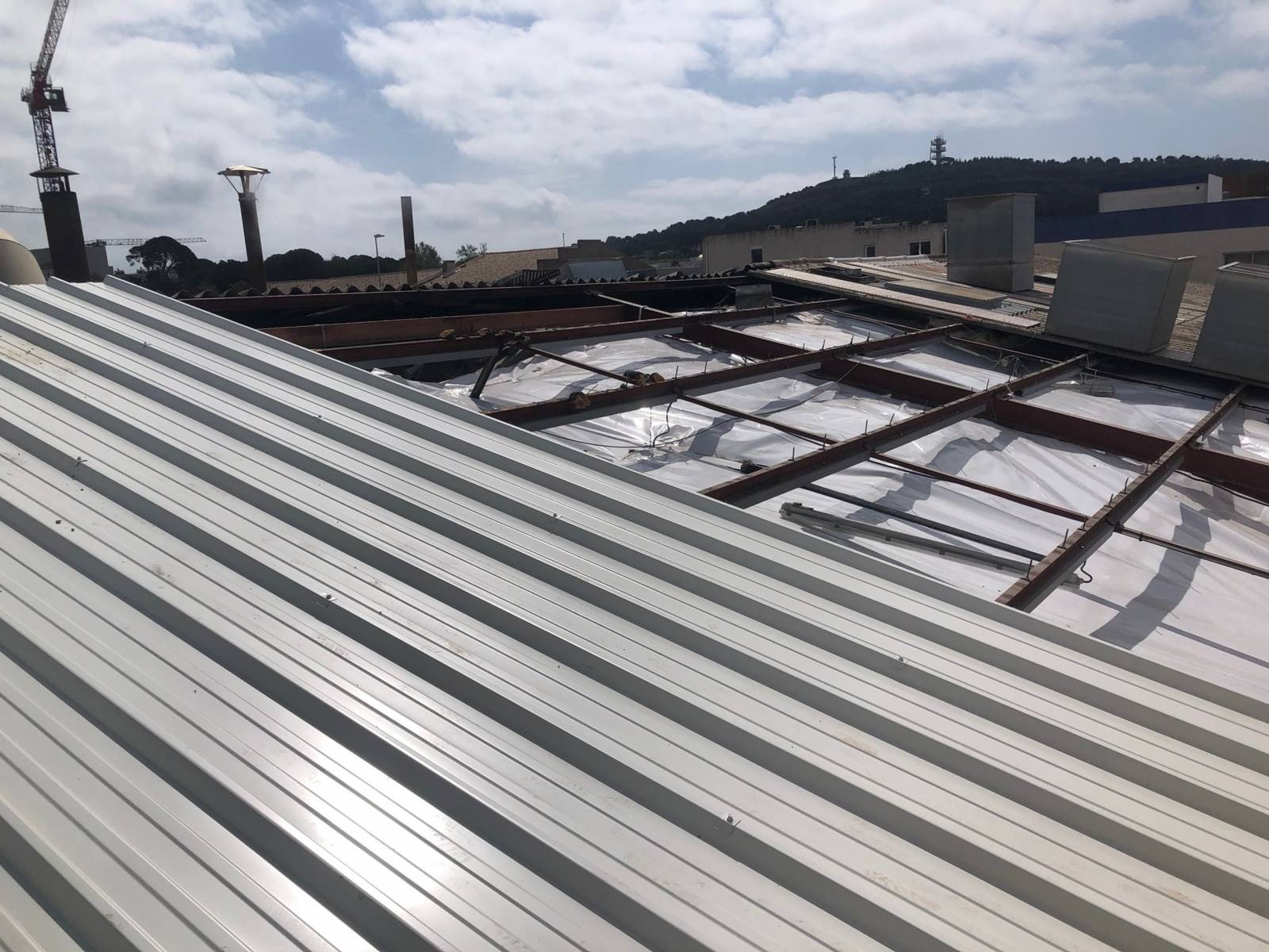 Réfection de couverture isolée en bac acier à Agde dans l'Hérault