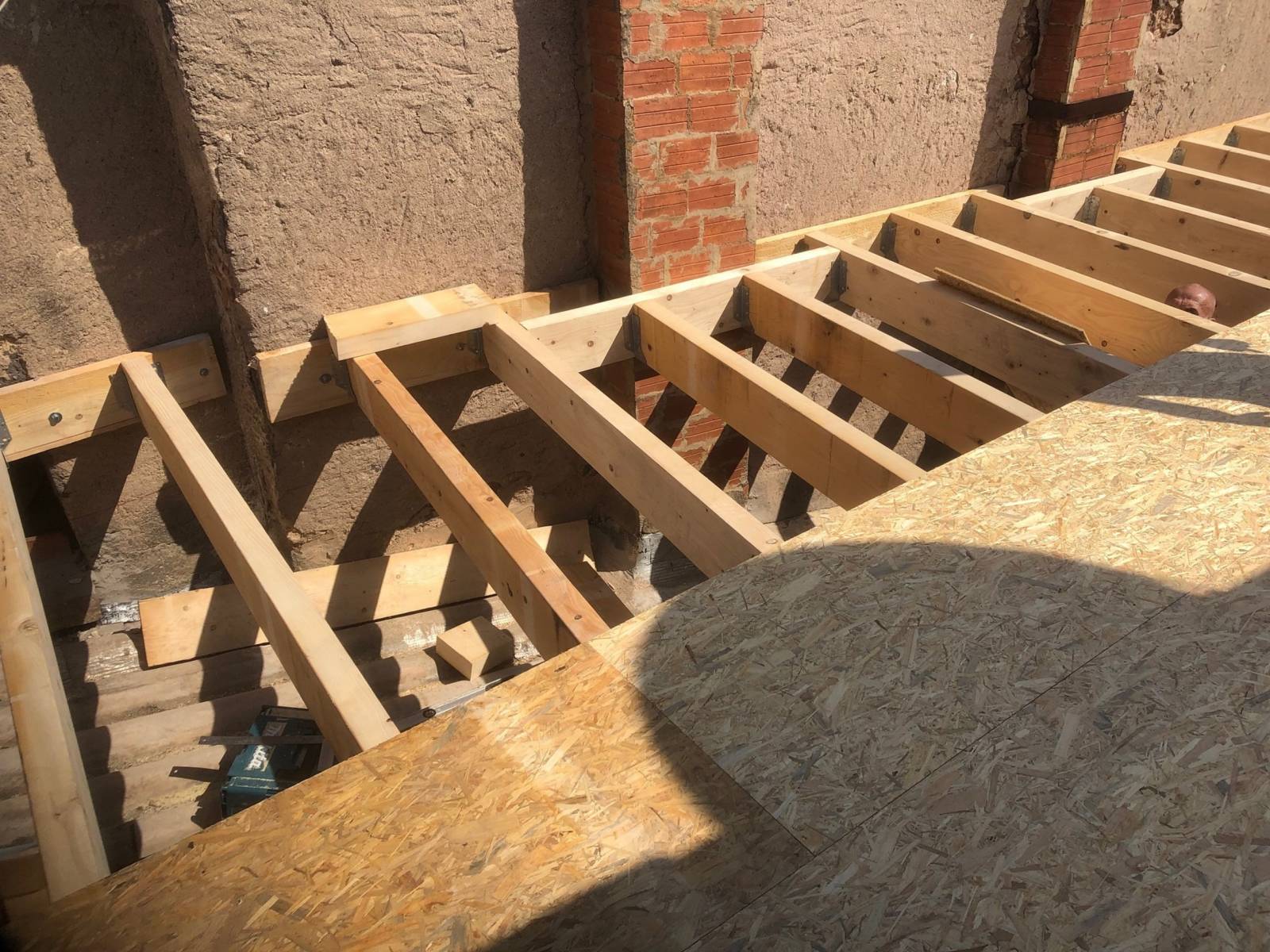 Surélévation d'une maison avec charpente toit plat en bois à Marseillan