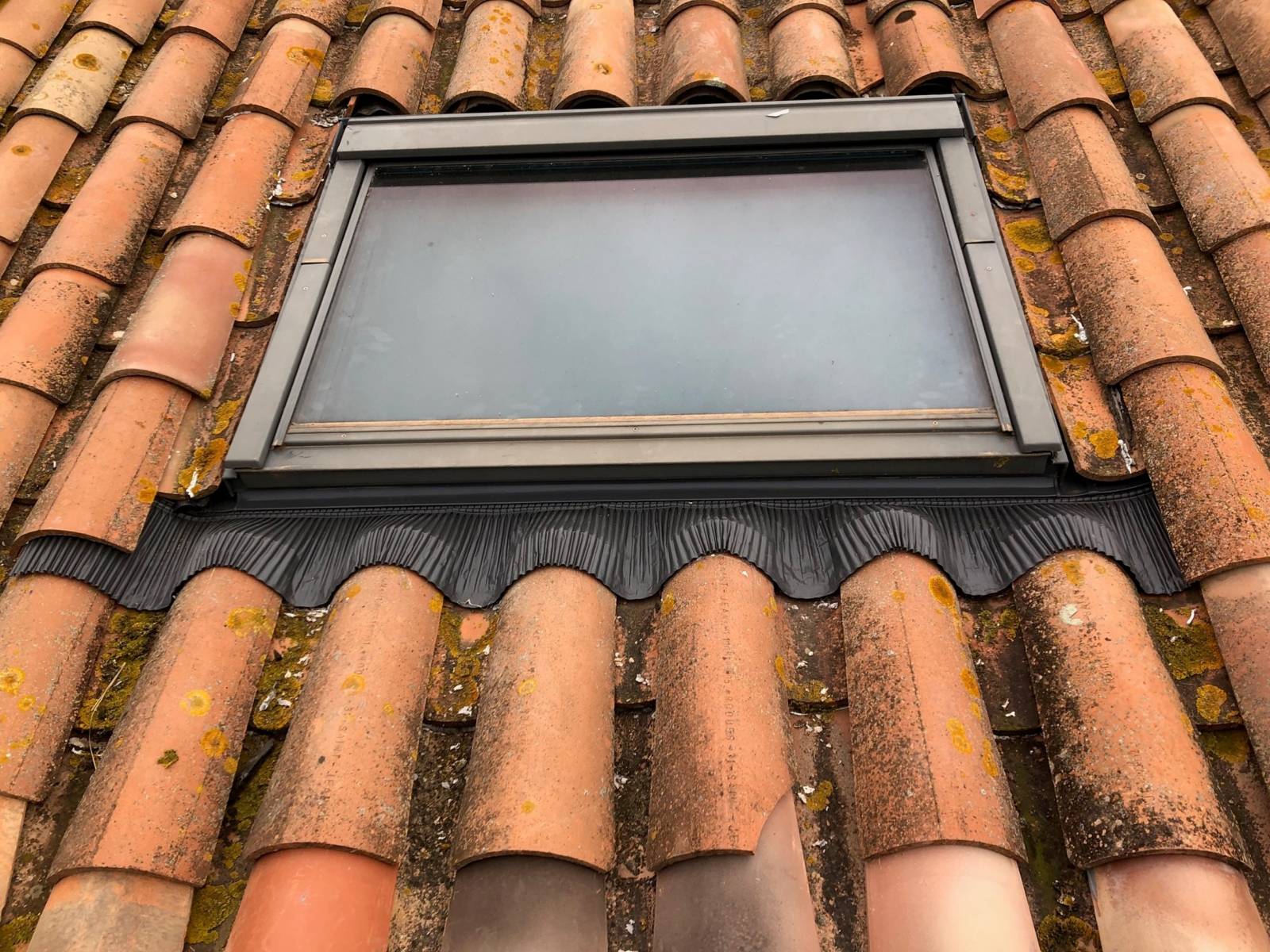 Installation d'une fenêtre de toit de type Velux à Agde dans l'Hérault