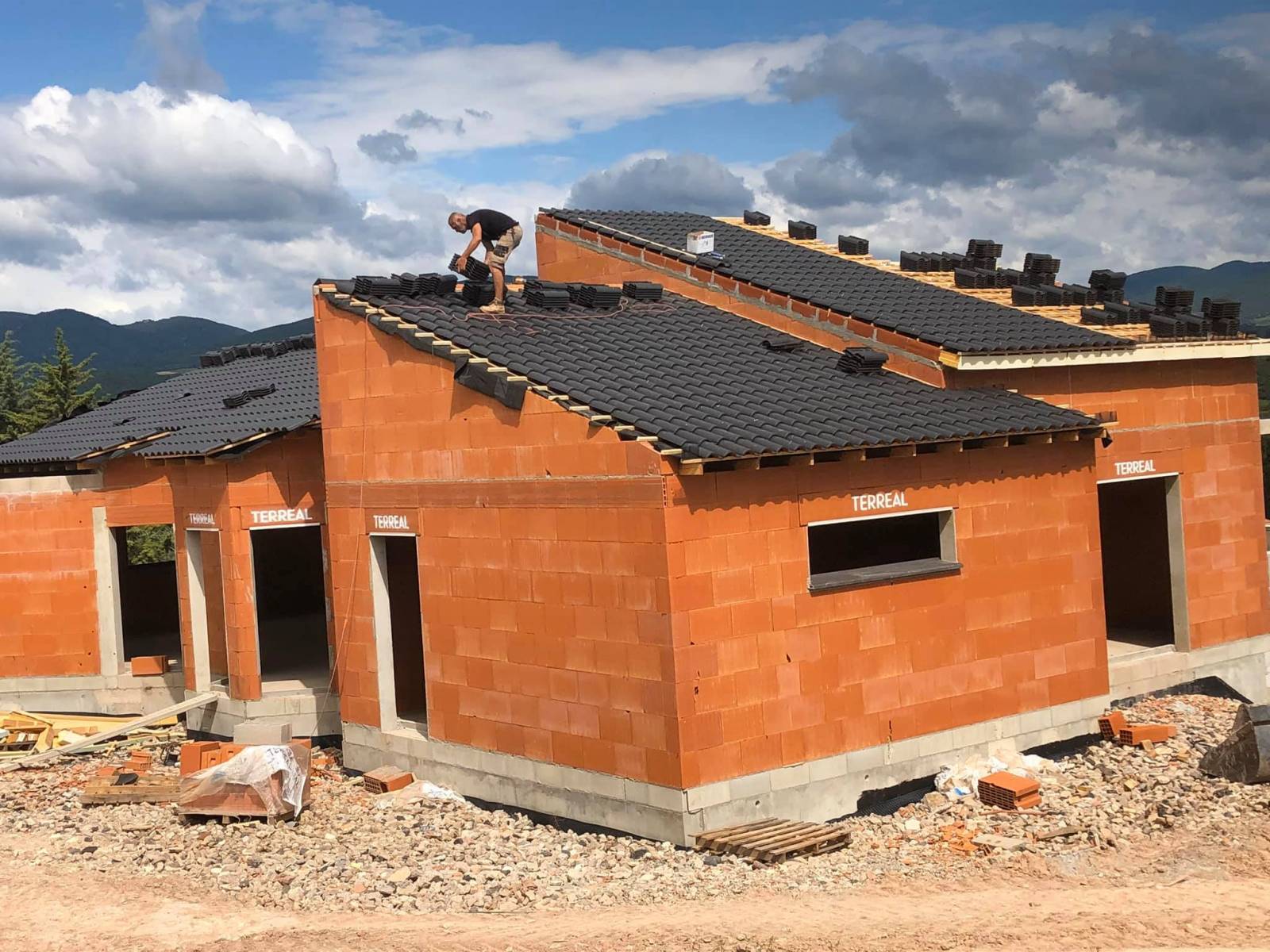 Pose de charpente industrielle fermette sur une villa d'architecte