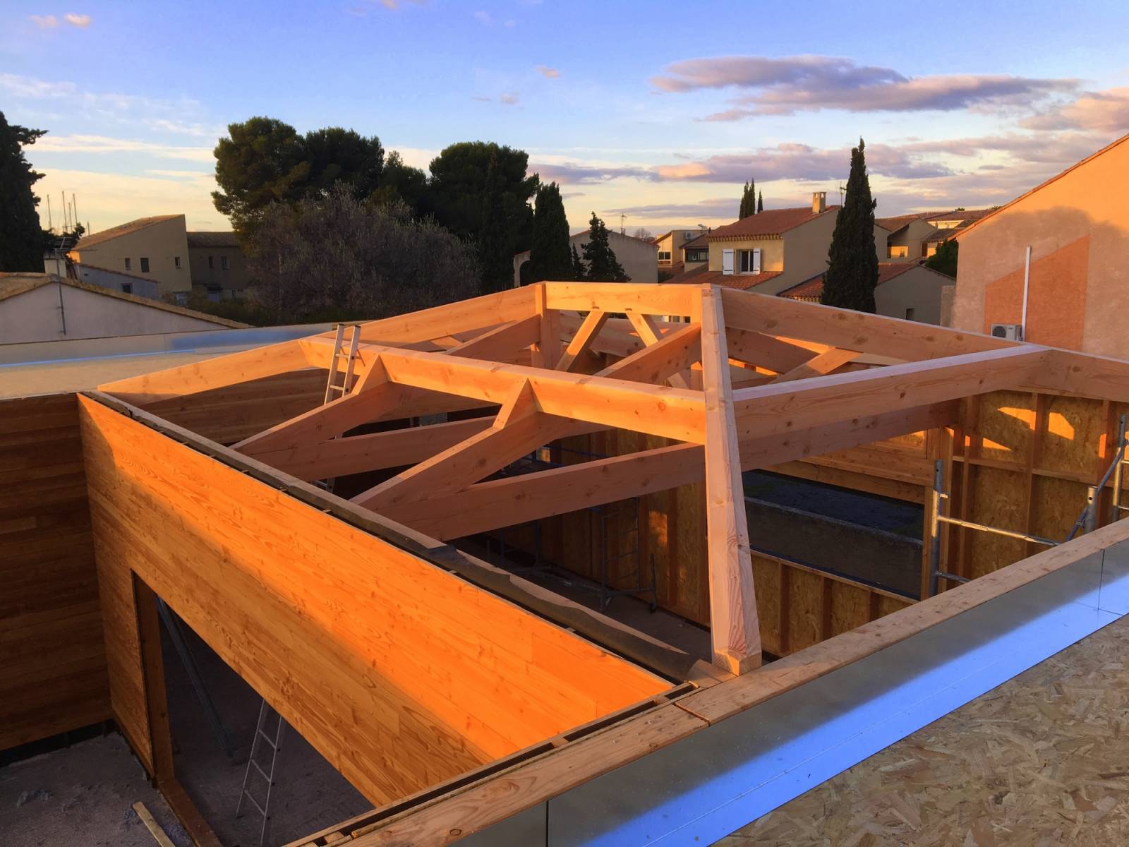 Réalisation d'une charpente traditionnelle en bois lors de la construction d'une maison