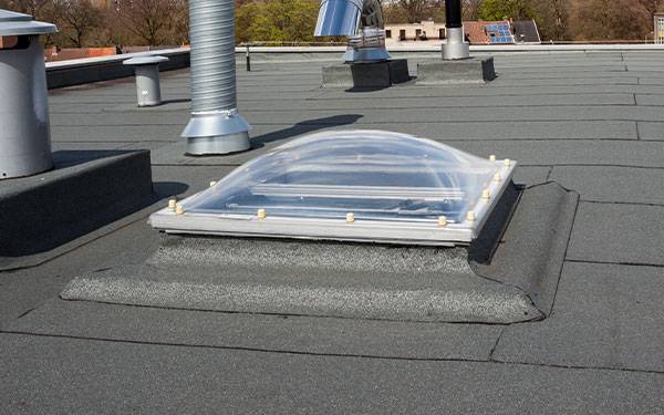 Professionnel pour installation de trappe de désenfumage sur toit