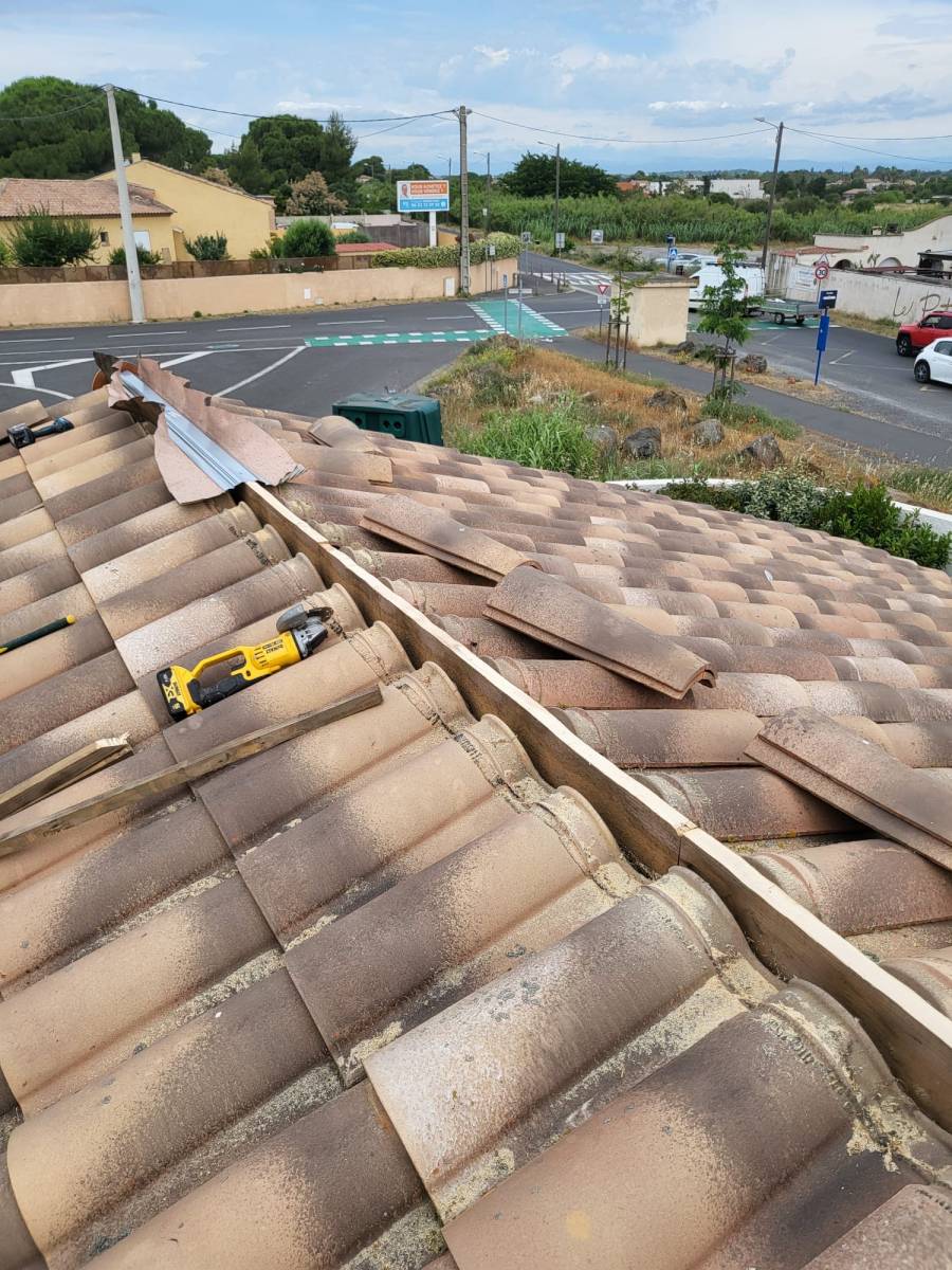 Réfection d’un faîtage endommagé par la tempête Nils dans l’Hérault