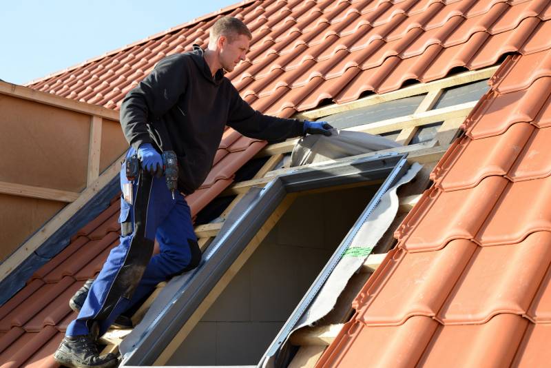 Rénovation d'une fenêtre de toit Velux abîmée par les intempéries