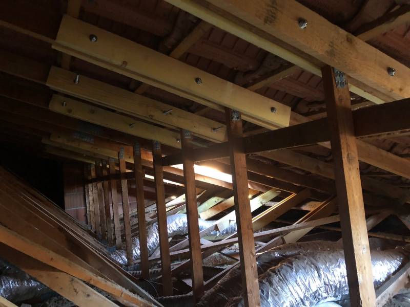 Travaux de réparation sur charpente fermettes bois à Agde à coté de Béziers