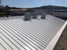 Réfection de couverture isolée en bac acier à Agde dans l'Hérault